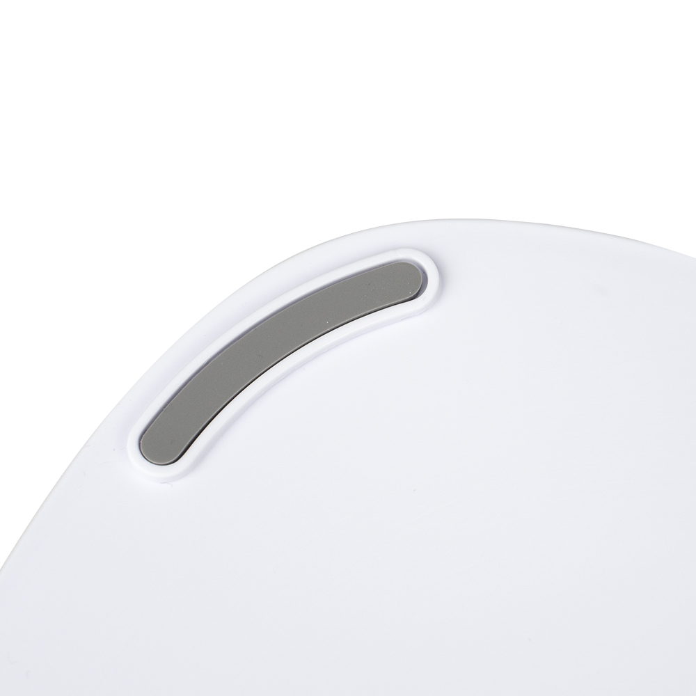 Fuente de agua silenciosa visible de noche